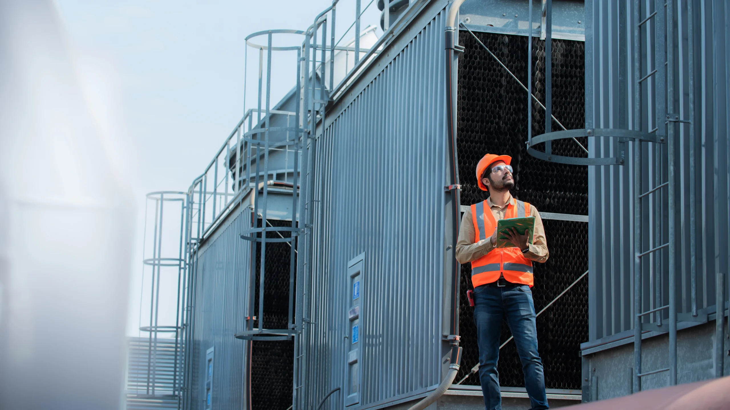 Image d'un homme sur un chantier avec une tablette dans les mains