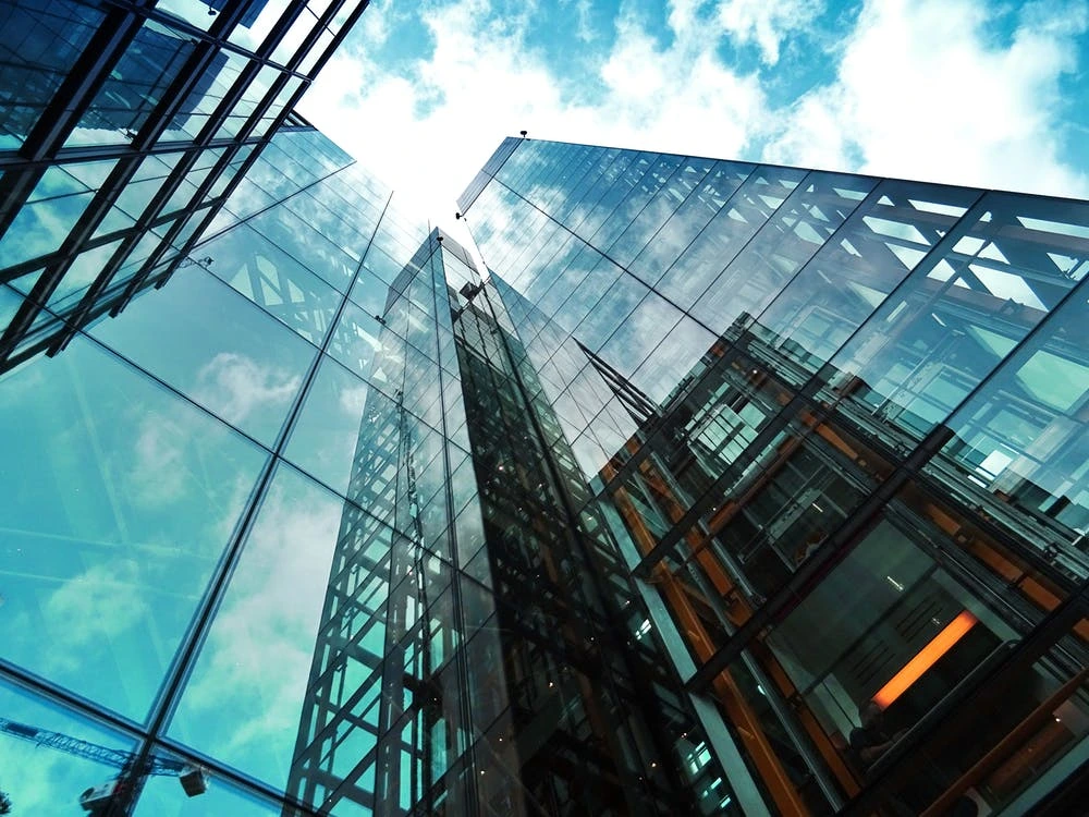 Photo de bâtiment de bureaux avec du ciel